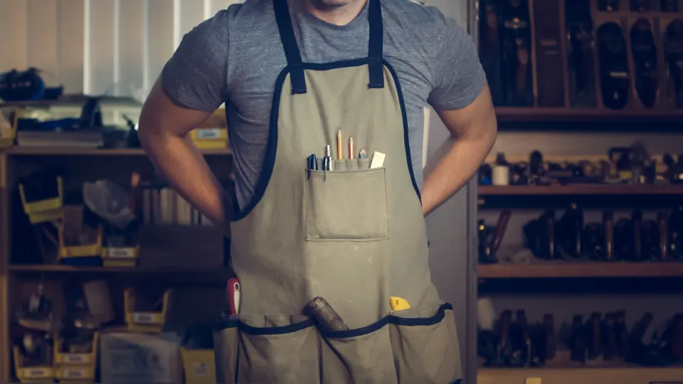 Artisan professionnel dans son atelier